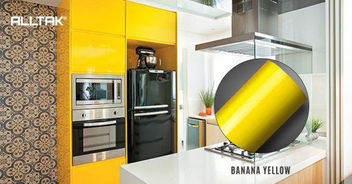 Ao fundo da imagem, há uma cozinha utilizando a linha ultra decor em tom de amarelo.