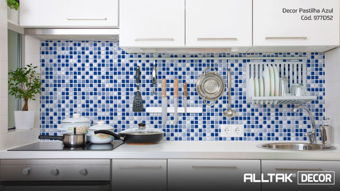 A imagem mostra uma cozinha com adesivo quadriculado azul e branco.